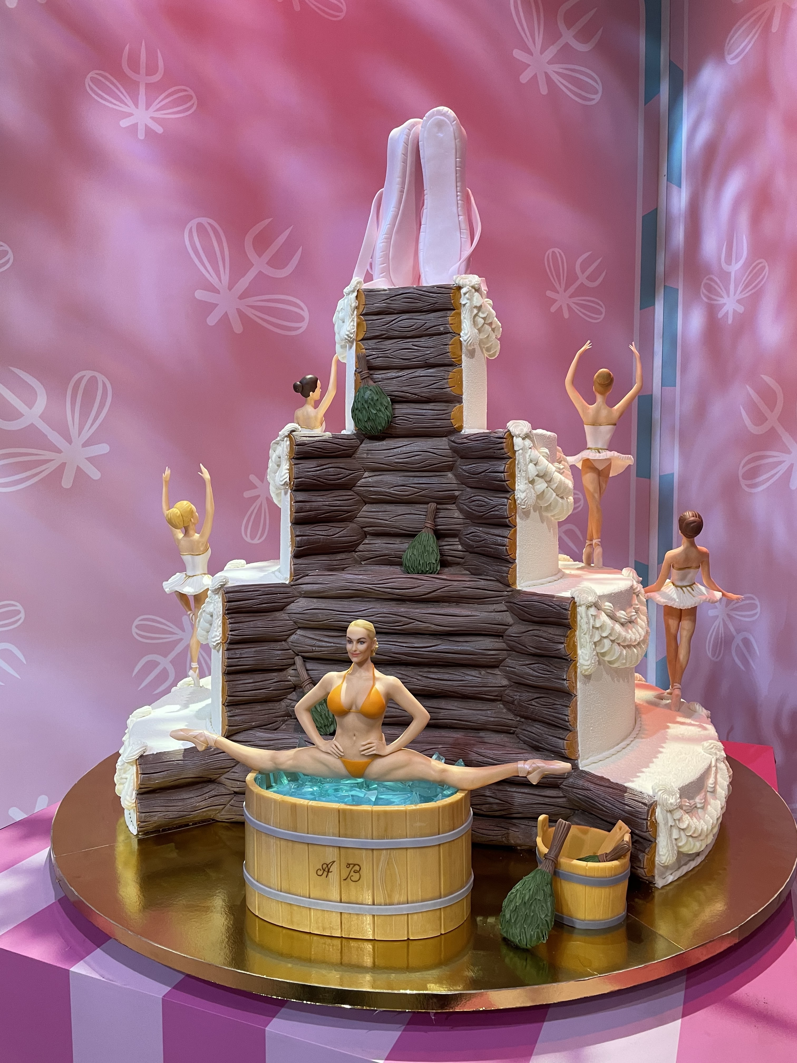 Wedding cake in the form of a flowing fountain of caramel with light.